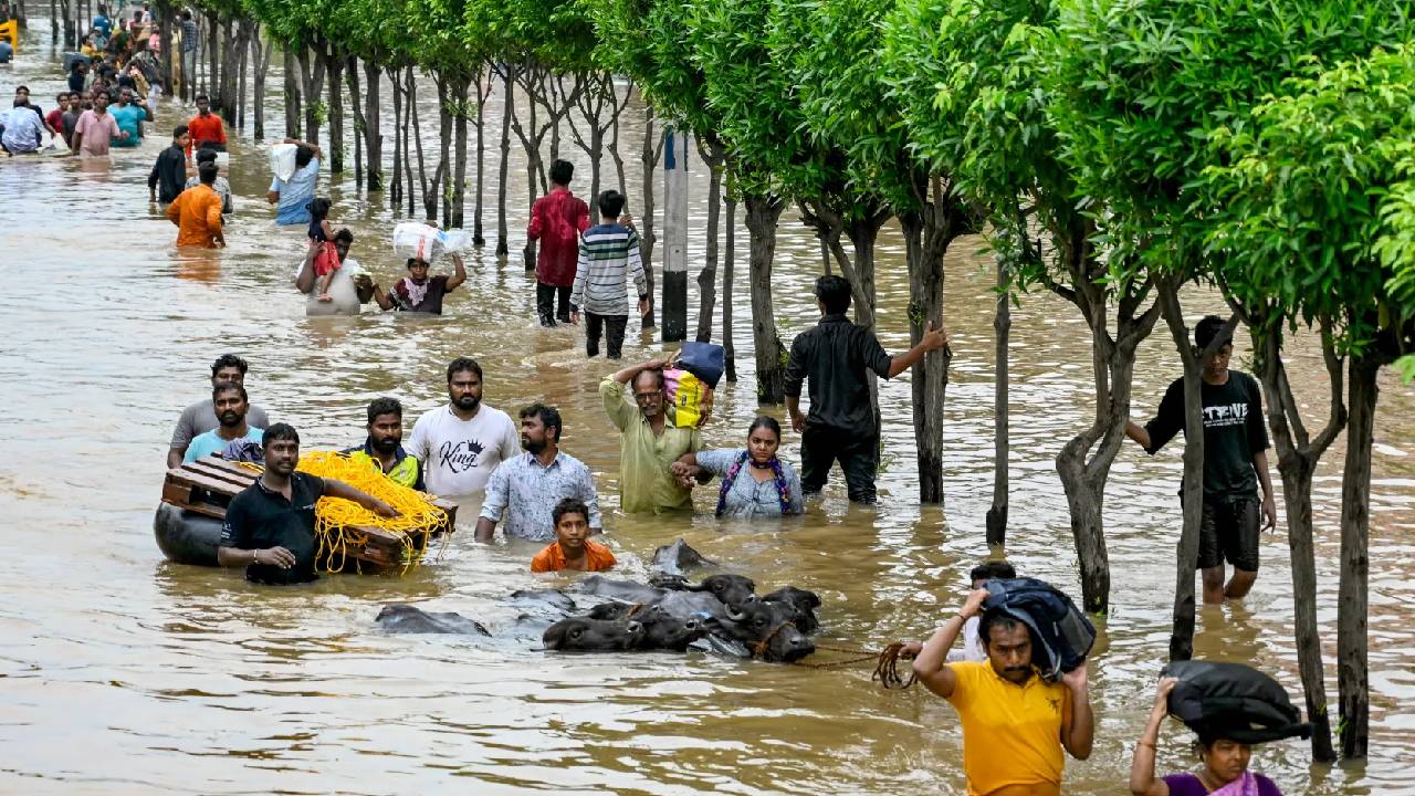 डूबता पंजाब, खिसकते पहाड़, जानिए आज कैसा रहेगा दिल्ली समेत देशभर का हाल