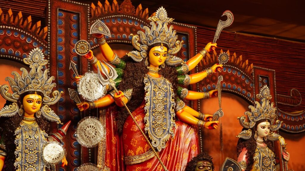 कलश में भरा जल सीधे पवित्र स्थानों पर चढ़ाना चाहिए. इसे पीपल के पेड़ की जड़ों में या फिर किसी पवित्र नदी में प्रवाहित करना श्रेष्ठ माना जाता है. यह माता दुर्गा की कृपा प्राप्त करने का प्रमुख साधन है. कलश में भरा जल सीधे पवित्र स्थानों पर चढ़ाना चाहिए. इसे पीपल के पेड़ की जड़ों में या फिर किसी पवित्र नदी में प्रवाहित करना श्रेष्ठ माना जाता है. यह माता दुर्गा की कृपा प्राप्त करने का प्रमुख साधन है.