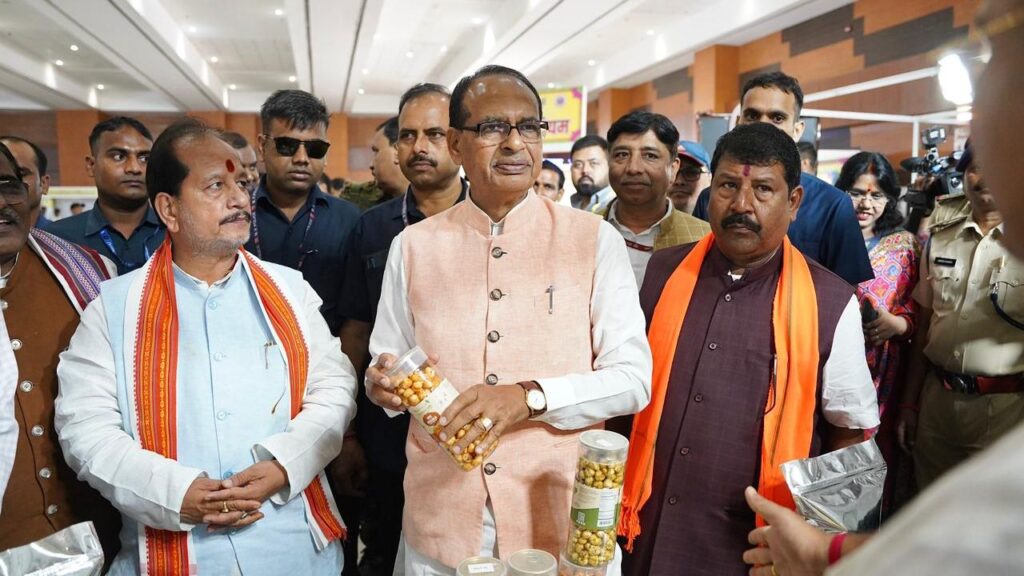 4 अक्टूबर को केंद्रीय कृषि मंत्री शिवराज सिंह चौहान पटना पहुंचे. उनके स्वागत में किसानों और स्थानीय नेताओं ने गर्मजोशी दिखाई और पूरे शहर में उनके दौरे की चर्चा रही. 4 अक्टूबर को केंद्रीय कृषि मंत्री शिवराज सिंह चौहान पटना पहुंचे. उनके स्वागत में किसानों और स्थानीय नेताओं ने गर्मजोशी दिखाई और पूरे शहर में उनके दौरे की चर्चा रही.