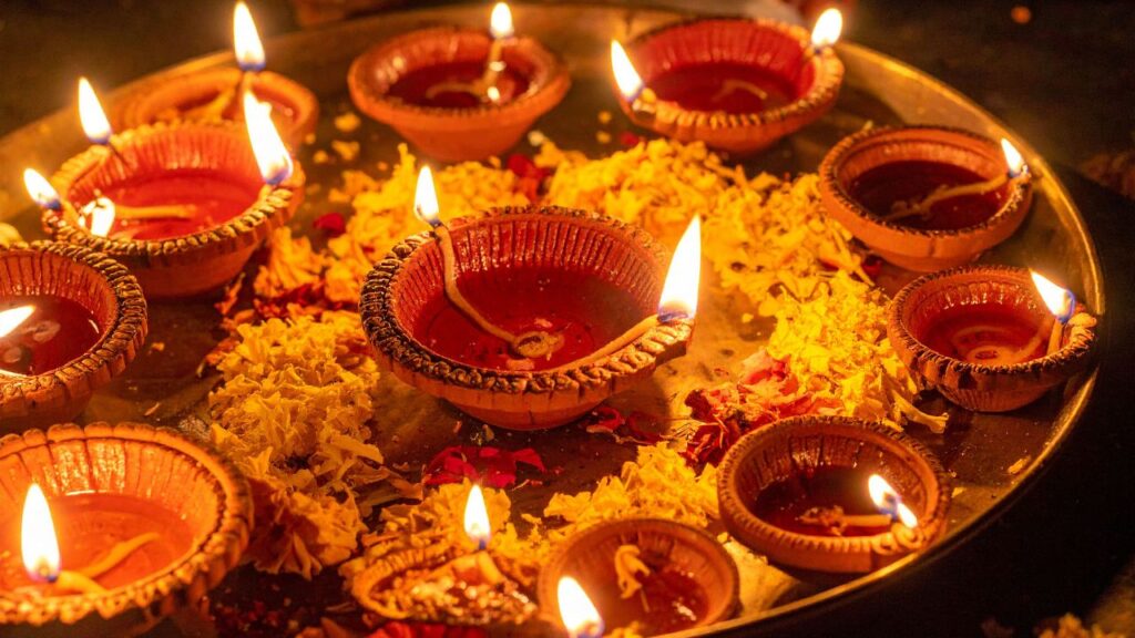 Amawasya Tithi: अमावस्या तिथि 20 अक्टूबर दोपहर 3:44 बजे से शुरू होकर 21 अक्टूबर शाम 5:54 बजे समाप्त होगी. इस अवधि में लक्ष्मी-गणेश की पूजा, दीपदान और घरों में रौशनी करना अत्यधिक फलदायक माना जाता है.