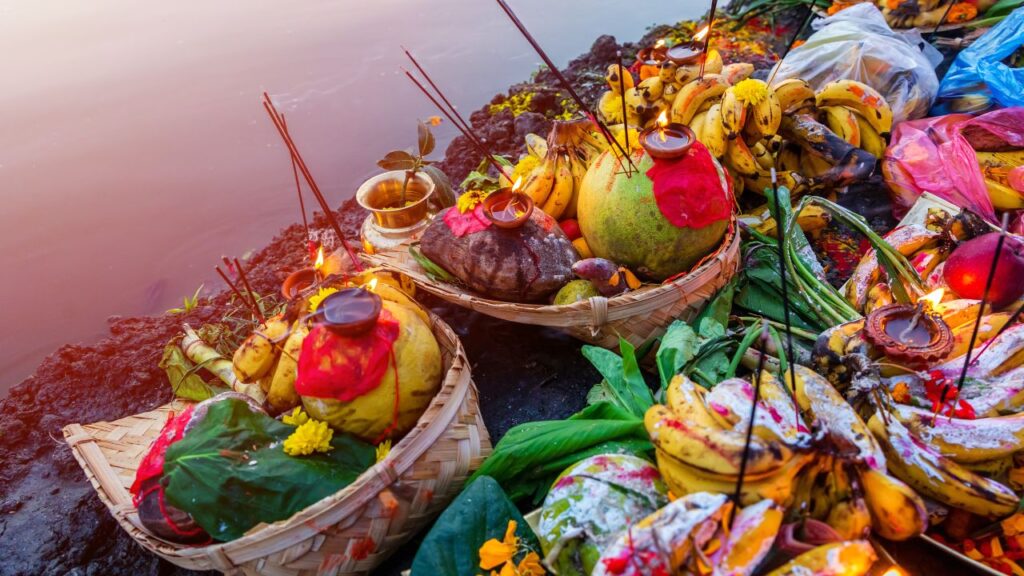 Chhath Puja: खरना के दिन प्रसाद के रूप में गुड़ की खीर बनाई जाती है, जिसे नए मिट्टी के चूल्हे पर पकाया जाता है. पूजा के बाद यह प्रसाद सूर्यदेव और छठी मैया को अर्पित किया जाता है. मान्यता है कि इससे घर में स्वास्थ्य, समृद्धि और परिवारिक सुख बना रहता है.