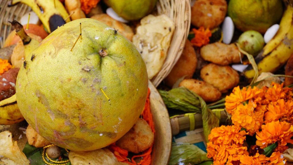 Kharna Ka Mehatva: खरना कार्तिक शुक्ल पंचमी को मनाया जाता है. नहाय-खाय के अगले दिन यह व्रत किया जाता है. इस दिन व्रती शाम को गुड़ की खीर, रोटी और केला का प्रसाद बनाकर पूजा करती हैं और फिर प्रसाद ग्रहण करती हैं.