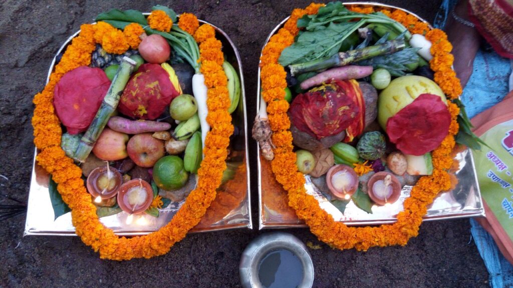 Chhath 2025: खरना का व्रत बेहद कठिन माना जाता है क्योंकि इस दिन व्रती अन्न और जल दोनों का त्याग करती हैं. यह त्याग केवल शारीरिक ही नहीं बल्कि मानसिक और आध्यात्मिक शुद्धता का भी प्रतीक है.