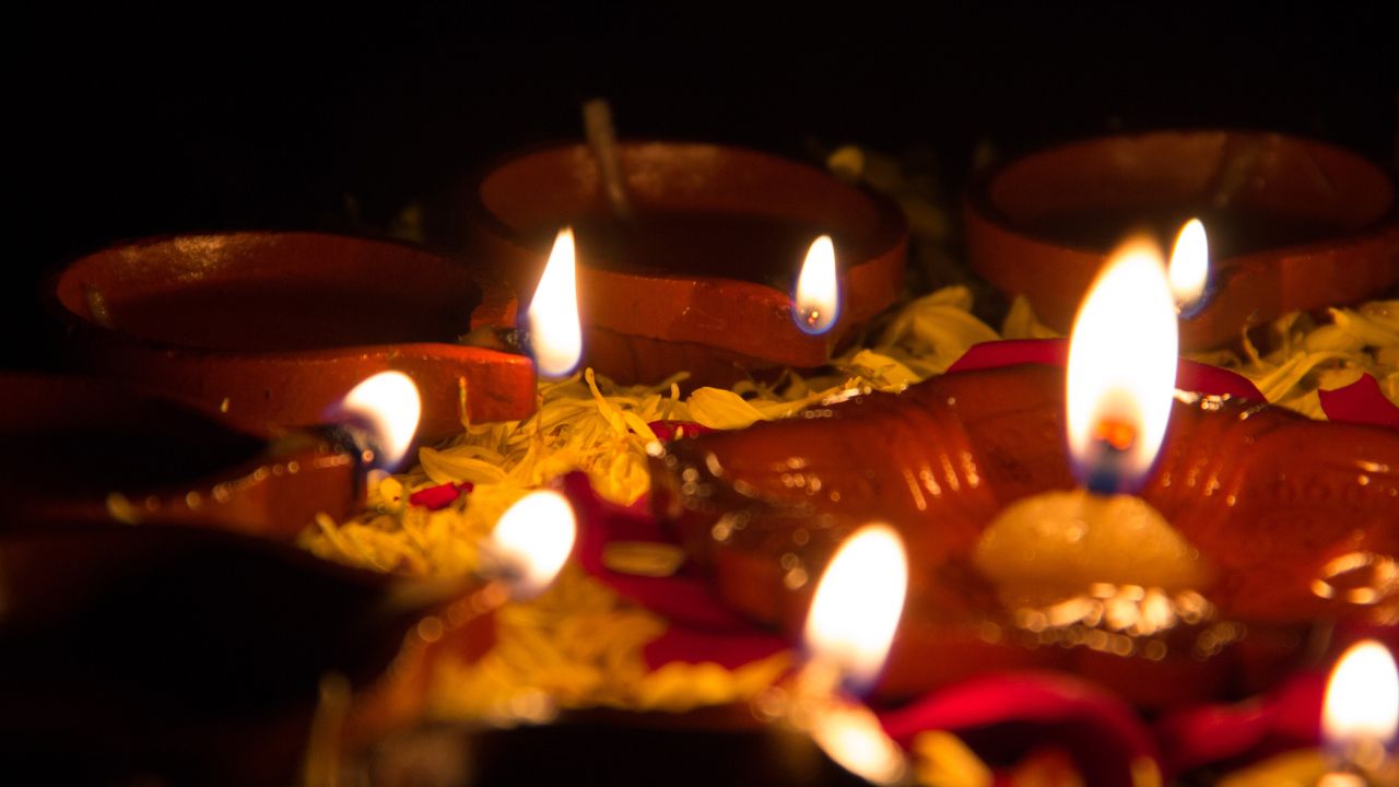 Dhanteras 2025: इस धनतेरस जरूर जलाएं ये खास 13 दीपक, जानें हर एक दीये का क्या है महत्व