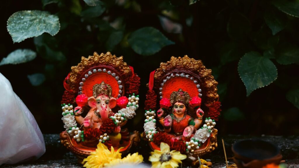 Diwali Me Bhog Kya Lagaye: कमल गट्टे और बताशे को मां लक्ष्मी के अति प्रिय भोग में शामिल किया गया है. इनके माध्यम से घर में सौभाग्य और संपन्नता आती है. ये भोग विशेष रूप से धन-संपत्ति और जीवन में खुशहाली बनाए रखने के लिए लगाए जाते हैं. Diwali Me Bhog Kya Lagaye: कमल गट्टे और बताशे को मां लक्ष्मी के अति प्रिय भोग में शामिल किया गया है. इनके माध्यम से घर में सौभाग्य और संपन्नता आती है. ये भोग विशेष रूप से धन-संपत्ति और जीवन में खुशहाली बनाए रखने के लिए लगाए जाते हैं.