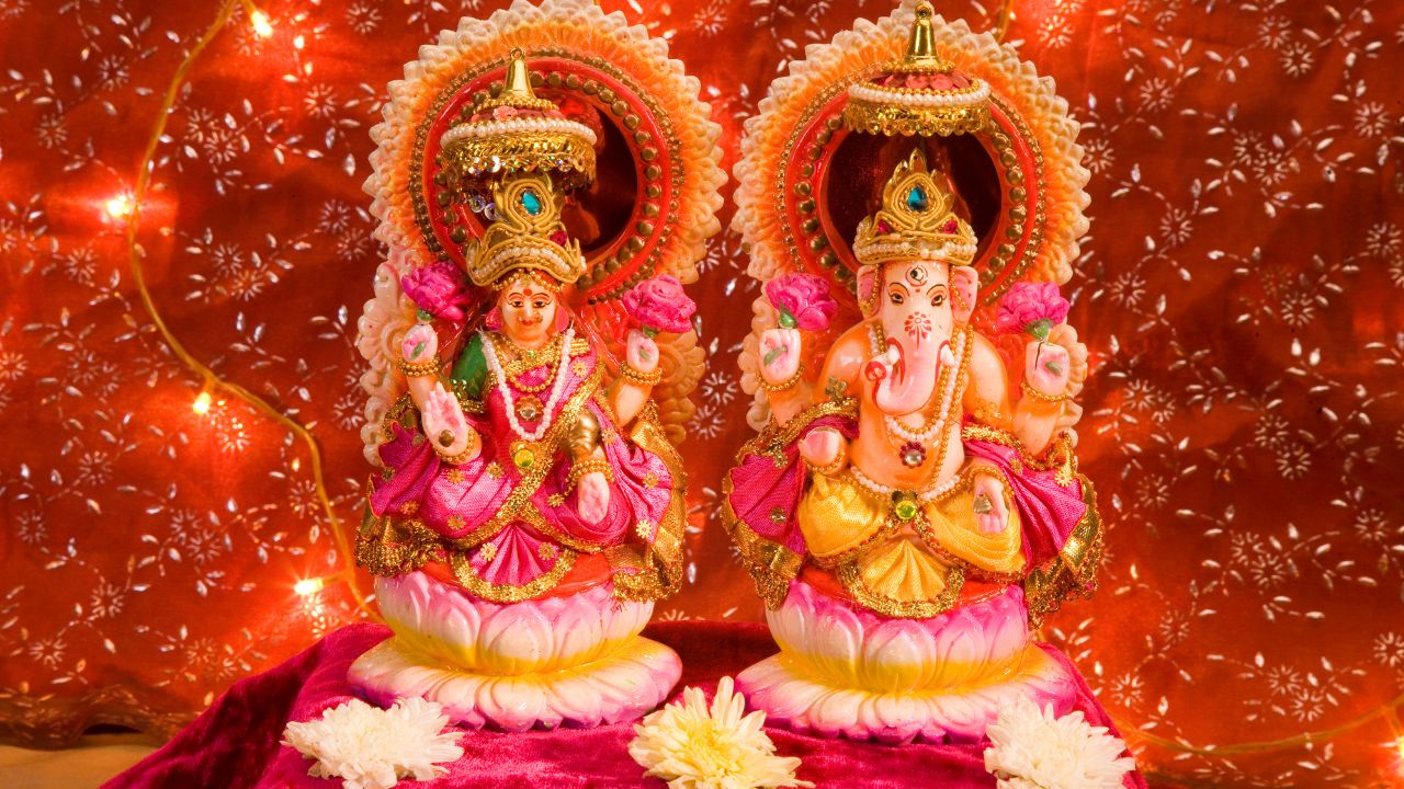Diwali 2025: आज दिवाली के दिन करें अपने पितरों का श्राद्ध, जानें शाम को लक्ष्मी पूजन का शुभ मुहूर्त और विधि