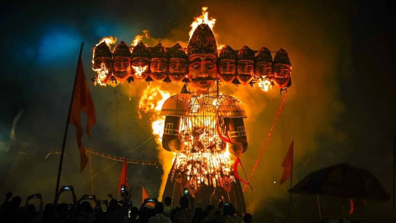 Dussehra 2025: दशहरा से जुड़ी है महिषासुर की पौराणिक कथा, जानें इस दिन क्यों होता है रावण दहन