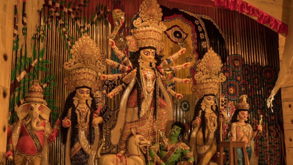 Ayudha Puja: आयुधा पूजा दशमी तिथि को की जाती है और यह विशेष रूप से औजारों, शस्त्रों और रोजमर्रा के काम आने वाली चीजों की पूजा के लिए प्रसिद्ध है. धार्मिक मान्यता के अनुसार इसे करने से घर में सुख-समृद्धि बढ़ती है और देवी मां की कृपा से परिवार सुरक्षित रहता है. Ayudha Puja: आयुधा पूजा दशमी तिथि को की जाती है और यह विशेष रूप से औजारों, शस्त्रों और रोजमर्रा के काम आने वाली चीजों की पूजा के लिए प्रसिद्ध है. धार्मिक मान्यता के अनुसार इसे करने से घर में सुख-समृद्धि बढ़ती है और देवी मां की कृपा से परिवार सुरक्षित रहता है.