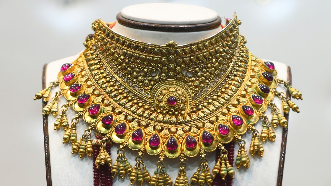 Gold Rate: शादी सीजन से पहले सोने-चांदी की चमक पड़ी फीकी! 10 दिन में ₹50,000 तक लुढ़की चांदी, जानें ताजा रेट