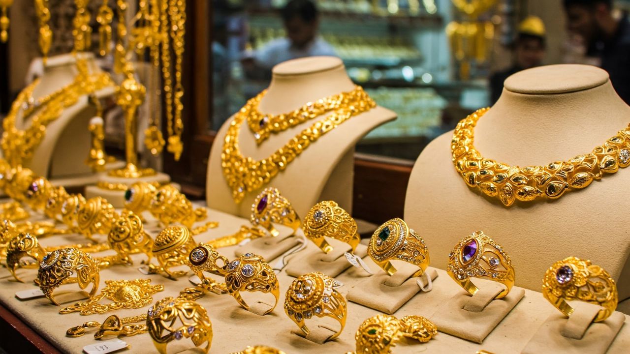 Gold Rate Today: सोने के दामों में ताबड़तोड़ उछाल! जानें 18, 22 और 24 कैरेट गोल्ड का रेट आपके शहर में, देखें पूरी लिस्ट