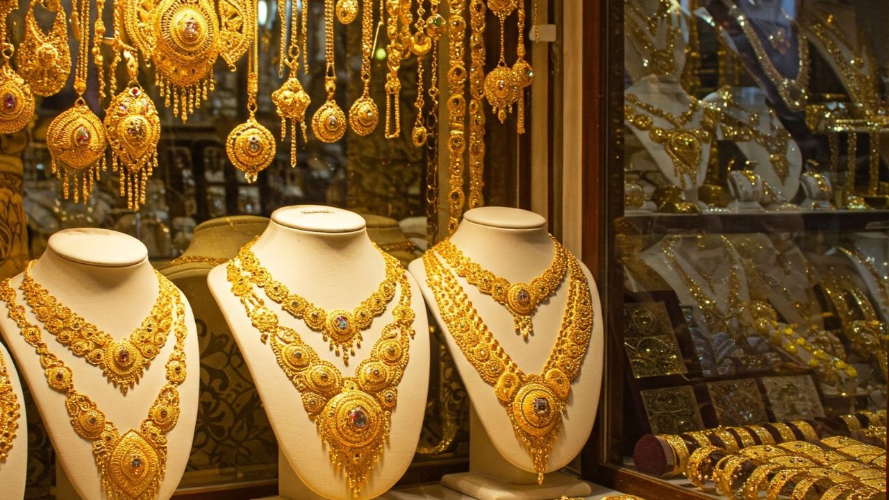 Gold Rate Today: सोने में गिरावट तो चांदी ने मारी छलांग! यहां जानें 11 अक्टूबर के ताजा रेट्स