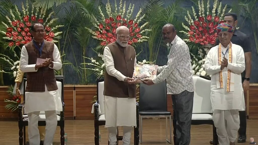 उन्होंने यह भी बताया कि बीज से लेकर बाजार तक सरकार ने किसानों के लिए कई अहम सुधार किए हैं, जिसका नतीजा आज सबके सामने है. उन्होंने बताया कि पिछले 11 सालों में देश का कृषि निर्यात दोगुना हो गया है. उन्होंने यह भी बताया कि बीज से लेकर बाजार तक सरकार ने किसानों के लिए कई अहम सुधार किए हैं, जिसका नतीजा आज सबके सामने है. उन्होंने बताया कि पिछले 11 सालों में देश का कृषि निर्यात दोगुना हो गया है.