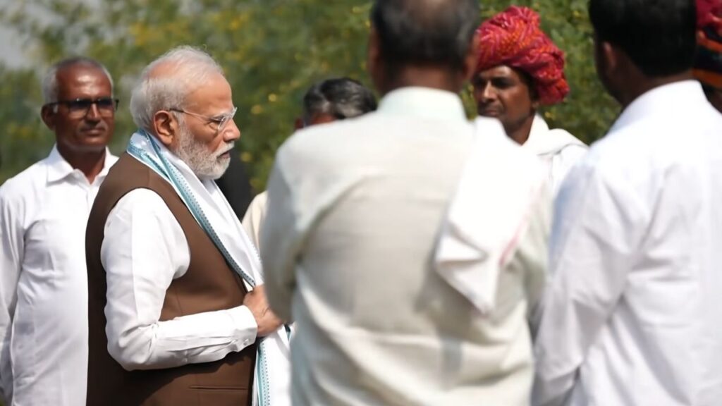साथ ही प्रधानमंत्री नरेंद्र मोदी ने बताया कि, भारत अब दूध उत्पादन में दुनिया में पहले और मछली उत्पादन में दूसरे स्थान पर है. पीएम मोदी ने यह भी बताया कि किसानों की जरूरतों को पूरा करने और खाद की उपलब्धता बढ़ाने के लिए देश में 6 बड़ी फर्टिलाइजर कंपनियां खोली गई हैं. साथ ही प्रधानमंत्री नरेंद्र मोदी ने बताया कि, भारत अब दूध उत्पादन में दुनिया में पहले और मछली उत्पादन में दूसरे स्थान पर है. पीएम मोदी ने यह भी बताया कि किसानों की जरूरतों को पूरा करने और खाद की उपलब्धता बढ़ाने के लिए देश में 6 बड़ी फर्टिलाइजर कंपनियां खोली गई हैं.
