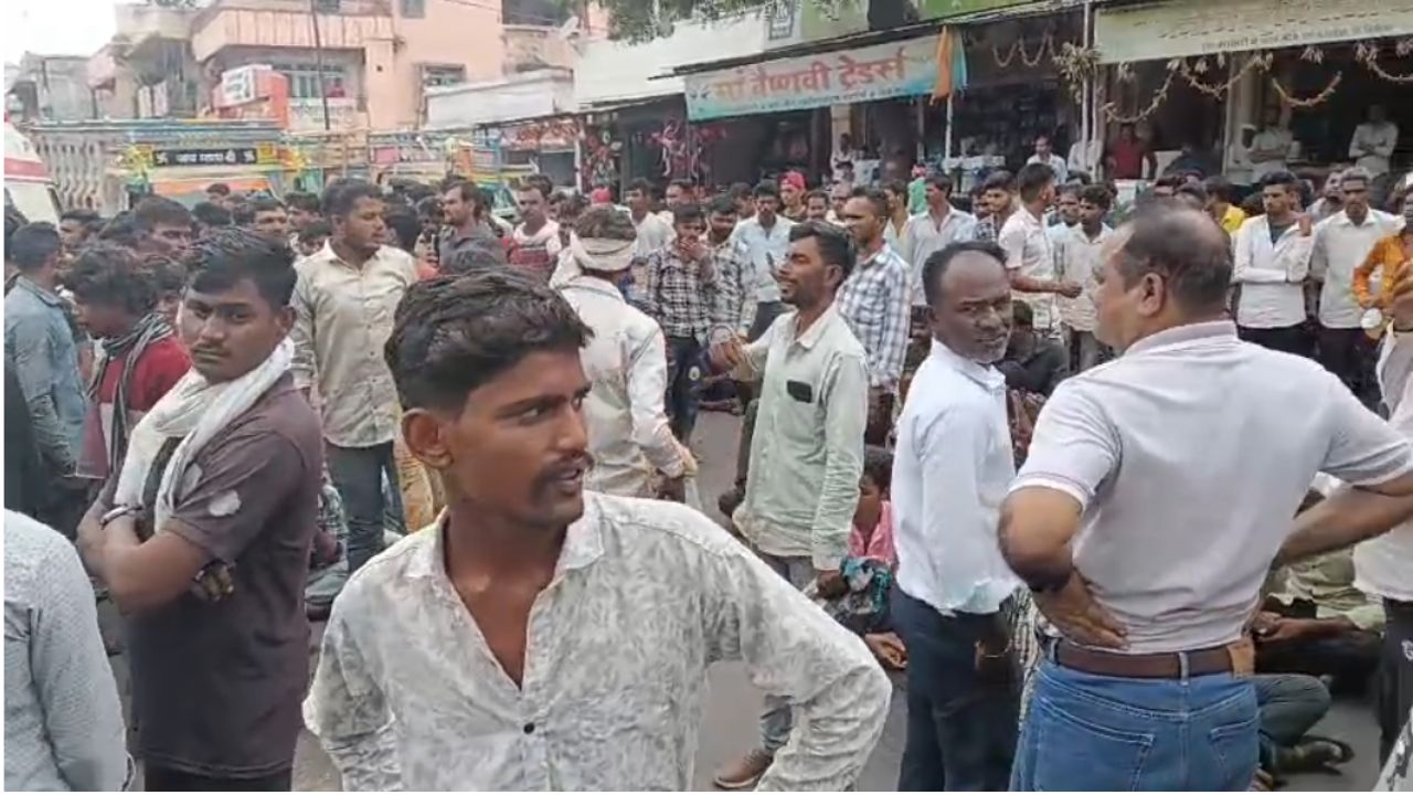 फसल नुकसान पर मुआवजा दिया केवल 3 रुपया, भड़के किसानों का प्रदर्शन.. कलेक्टर को चेक लौटाई