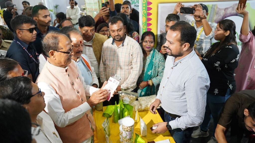 कार्यशाला में किसान क्रेडिट कार्ड (KCC) की उपयोगिता, नई तकनीक और नवाचारों पर खास जोर दिया गया. चौहान ने बताया कि अब तक देशभर में करोड़ों किसानों को KCC का लाभ मिल चुका है और सरकार इसे और आसान बनाने पर काम कर रही है. कार्यशाला में किसान क्रेडिट कार्ड (KCC) की उपयोगिता, नई तकनीक और नवाचारों पर खास जोर दिया गया. चौहान ने बताया कि अब तक देशभर में करोड़ों किसानों को KCC का लाभ मिल चुका है और सरकार इसे और आसान बनाने पर काम कर रही है.