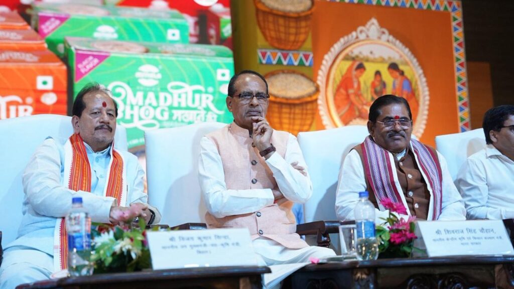 गांधी मैदान स्थित ज्ञान भवन में उन्होंने पौधारोपण कर पर्यावरण संरक्षण और हरित क्रांति का संदेश दिया. इस मौके पर बड़ी संख्या में छात्र, किसान और अधिकारी मौजूद रहे. गांधी मैदान स्थित ज्ञान भवन में उन्होंने पौधारोपण कर पर्यावरण संरक्षण और हरित क्रांति का संदेश दिया. इस मौके पर बड़ी संख्या में छात्र, किसान और अधिकारी मौजूद रहे.