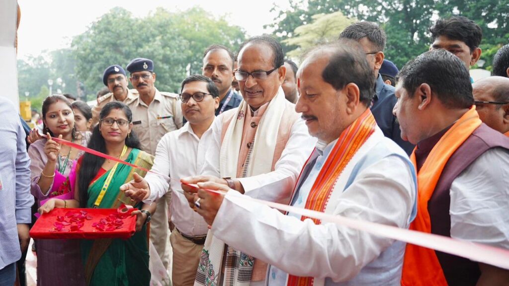 दोपहर ढाई बजे बापू सभागार, गांधी मैदान में आयोजित रबी कार्यशाला और कृषि सलाहकार संवाद में चौहान ने किसानों से सीधा संवाद किया. यहां 500 से अधिक किसान, एफपीओ प्रतिनिधि और कृषि विशेषज्ञ मौजूद रहे. इस संवाद में किसानों ने जमीनी समस्याएँ साझा कीं और कृषि योजनाओं पर चर्चा हुई. दोपहर ढाई बजे बापू सभागार, गांधी मैदान में आयोजित रबी कार्यशाला और कृषि सलाहकार संवाद में चौहान ने किसानों से सीधा संवाद किया. यहां 500 से अधिक किसान, एफपीओ प्रतिनिधि और कृषि विशेषज्ञ मौजूद रहे. इस संवाद में किसानों ने जमीनी समस्याएँ साझा कीं और कृषि योजनाओं पर चर्चा हुई.