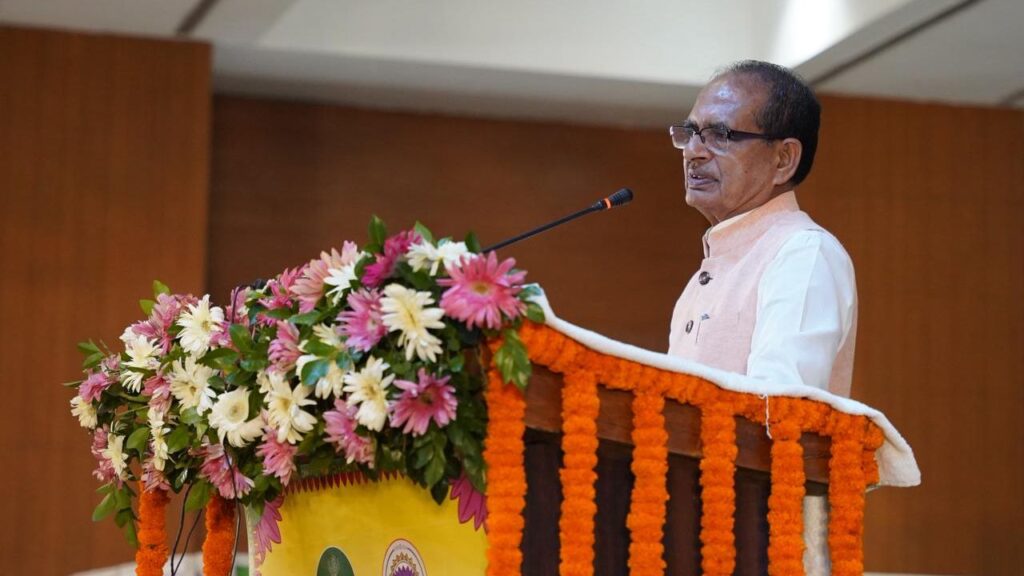 शिवराज सिंह चौहान ने मखाना महोत्सव में शिरकत की और बिहार के इस खास उत्पाद को विश्व स्तर पर पहचान दिलाने पर जोर दिया. किसानों की आय दोगुनी करने के उपायों पर भी चर्चा हुई. उन्होंने जानकारी दी कि पहले जहां मखाना केवल 3,000 हेक्टेयर क्षेत्र में उगाया जाता था, वहीं अब यह बढ़कर 35,000 से 40,000 हेक्टेयर तक पहुंच चुका है. शिवराज सिंह चौहान ने मखाना महोत्सव में शिरकत की और बिहार के इस खास उत्पाद को विश्व स्तर पर पहचान दिलाने पर जोर दिया. किसानों की आय दोगुनी करने के उपायों पर भी चर्चा हुई. उन्होंने जानकारी दी कि पहले जहां मखाना केवल 3,000 हेक्टेयर क्षेत्र में उगाया जाता था, वहीं अब यह बढ़कर 35,000 से 40,000 हेक्टेयर तक पहुंच चुका है.