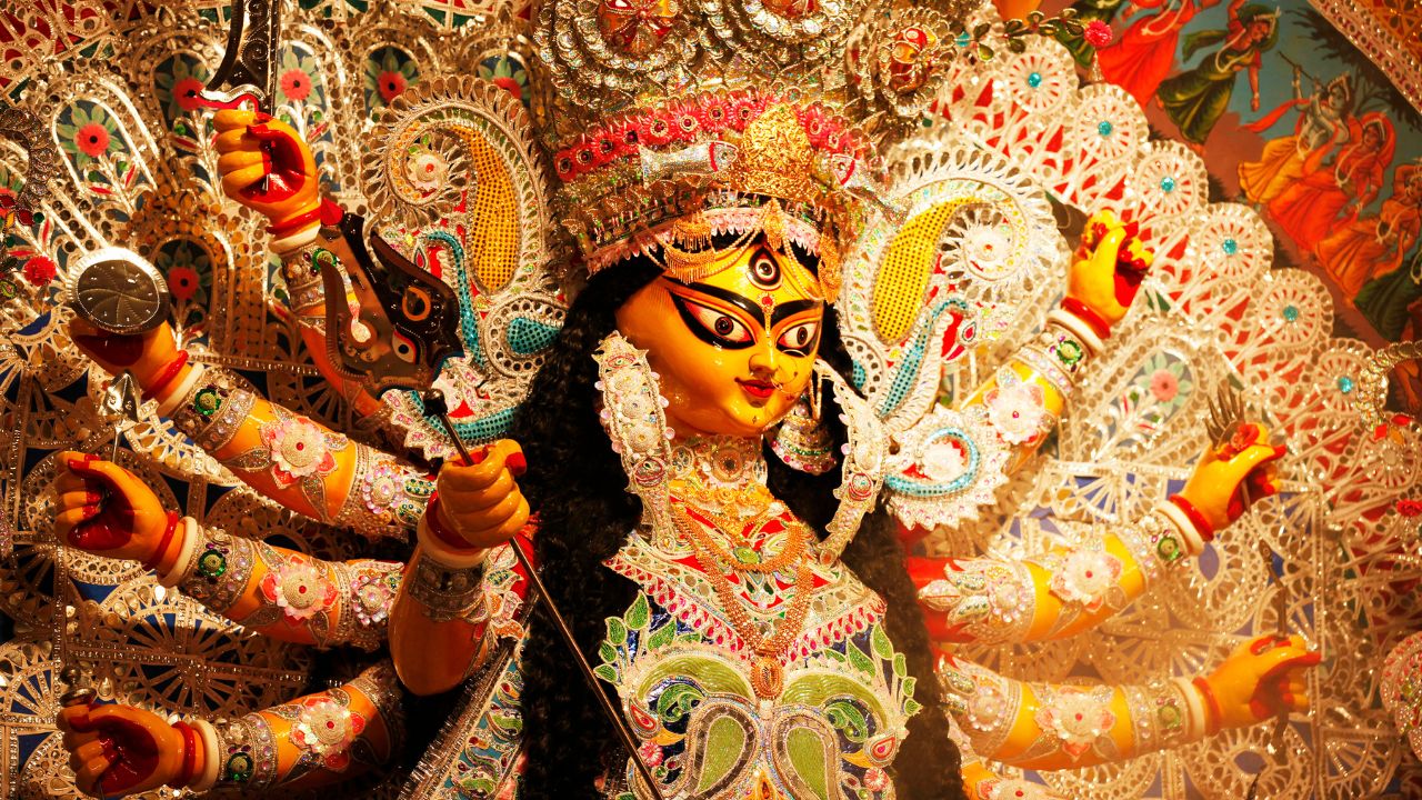 Ayudha Puja 2025: दशहरा पर क्यों होती है अस्त्र-शस्त्र की पूजा? कैसे लाती है घर में सुख-समृद्धि! जानें