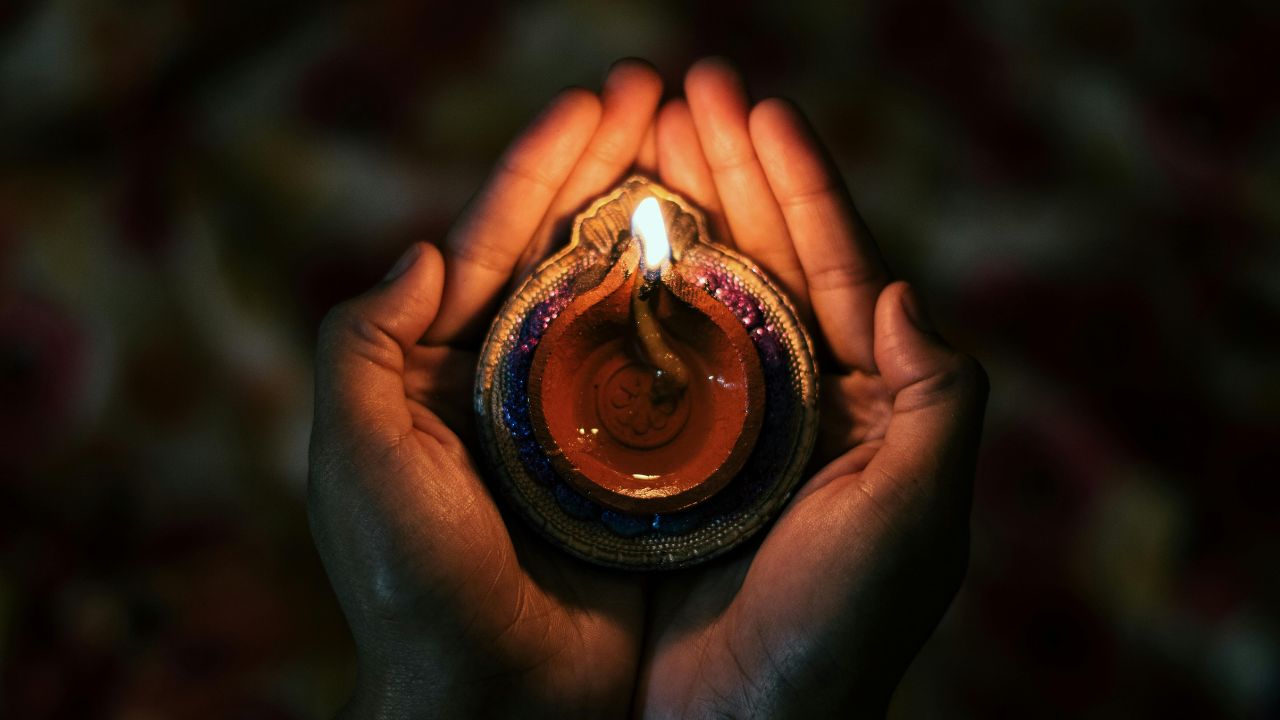 Diwali 2025: नरक चौदस की रात सबसे छुप कर करें ये काम, नहीं सताएगा अकाल मृ्त्यु का डर