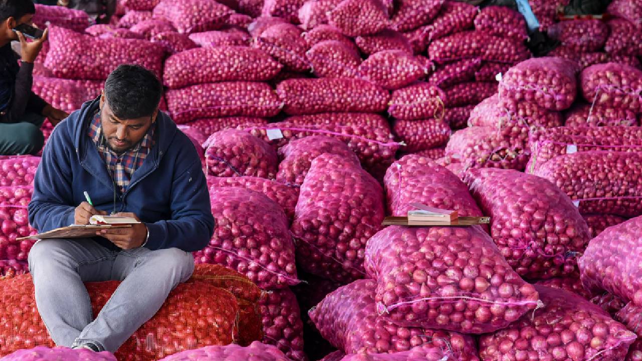 प्याज संकट की आहट! नासिक की बारिश से 80 फीसदी फसल तबाह, कीमतों में फिर उछाल