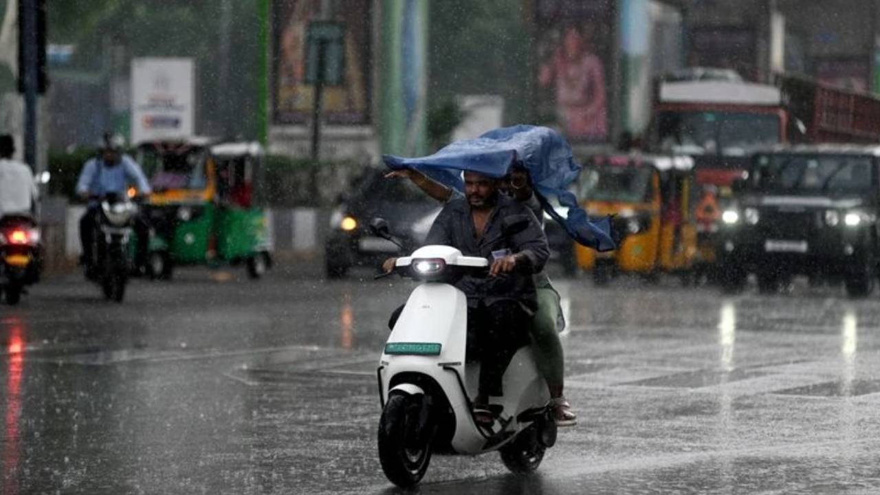 हो जाएं सावधान: 11 राज्यों में बारिश और ओलावृष्टि का अलर्ट, 70 किमी/घंटा की रफ्तार से चलेंगी तेज हवाएं