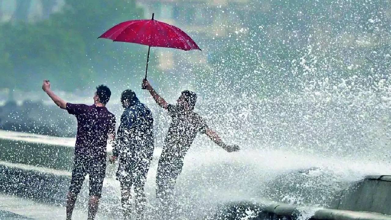 मॉनसून की विदाई के बाद दिल्ली-यूपी में बदला मौसम, जानिए किन राज्यों में बारिश-बर्फबारी का अलर्ट