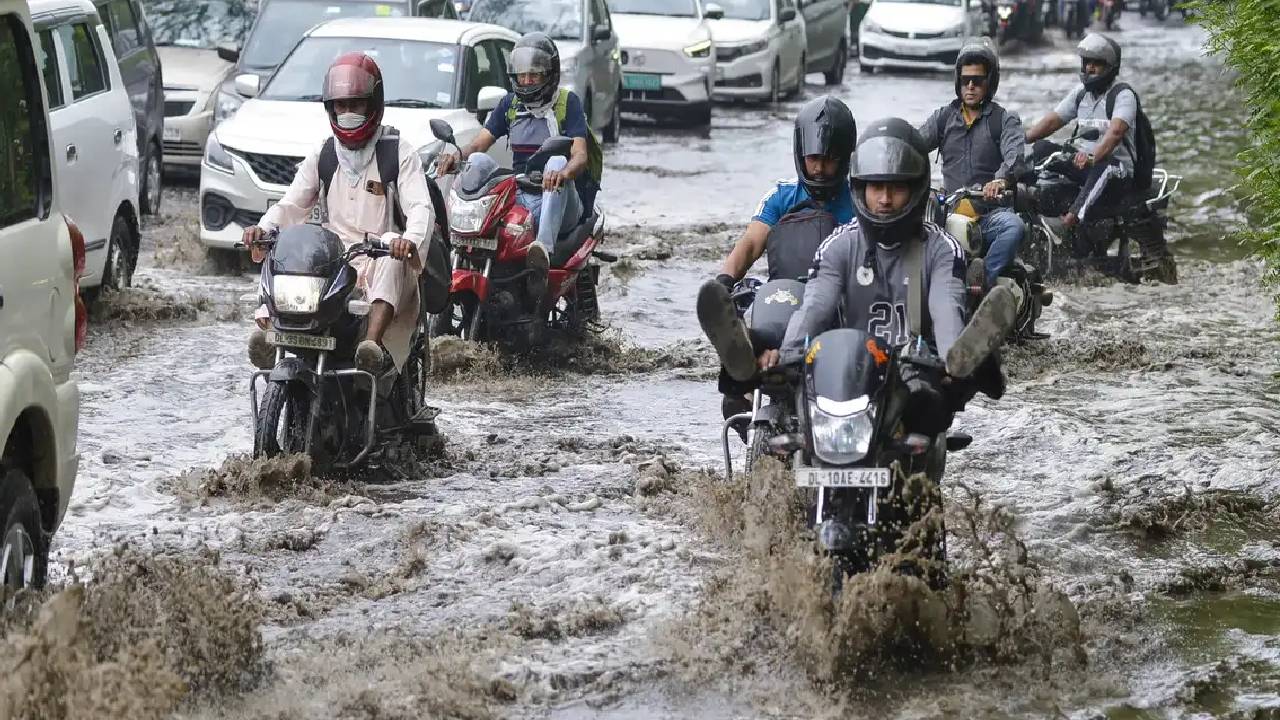 दिल्ली-NCR से लेकर बिहार तक बदला मौसम का मिजाज, कई राज्यों में भारी बारिश की चेतावनी