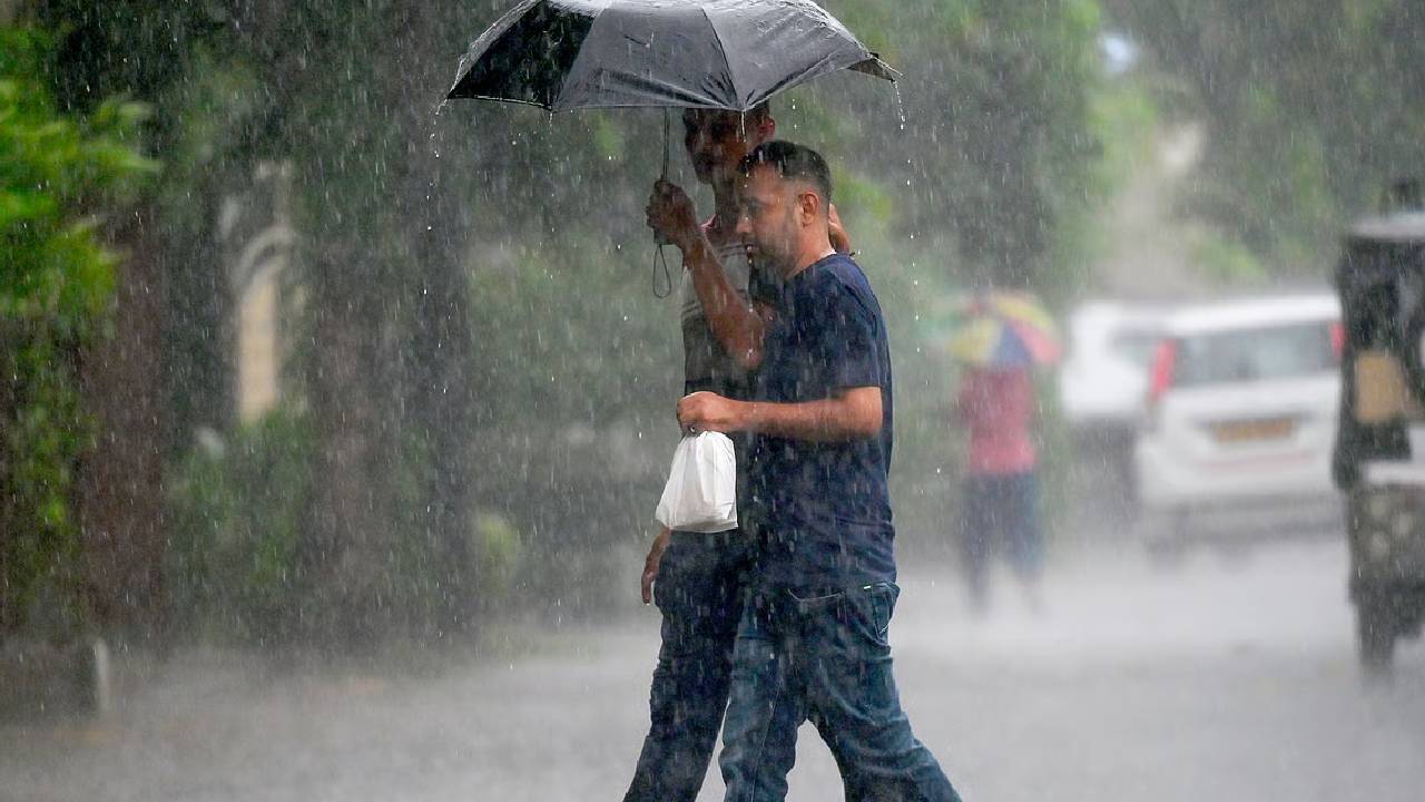 IMD का अलर्ट! मोंथा तूफान बनेगा खतरा, यूपी-बिहार समेत 10 राज्यों में भारी बारिश के आसार
