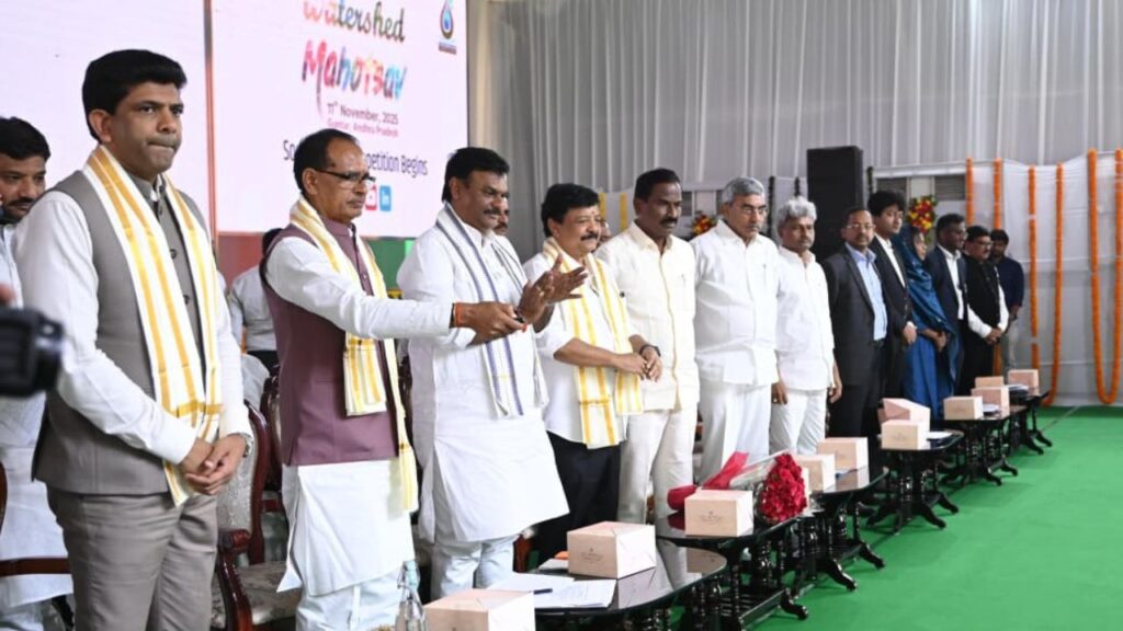 महोत्सव में वृक्षारोपण, श्रमदान और परिसंपत्ति जीर्णोद्धार की पहल की घोषणा हुई. वॉटरशेड जनभागीदारी कप 2025 अभियान से पर्यावरण संरक्षण को नई ऊर्जा मिलने की उम्मीद जताई गई.
