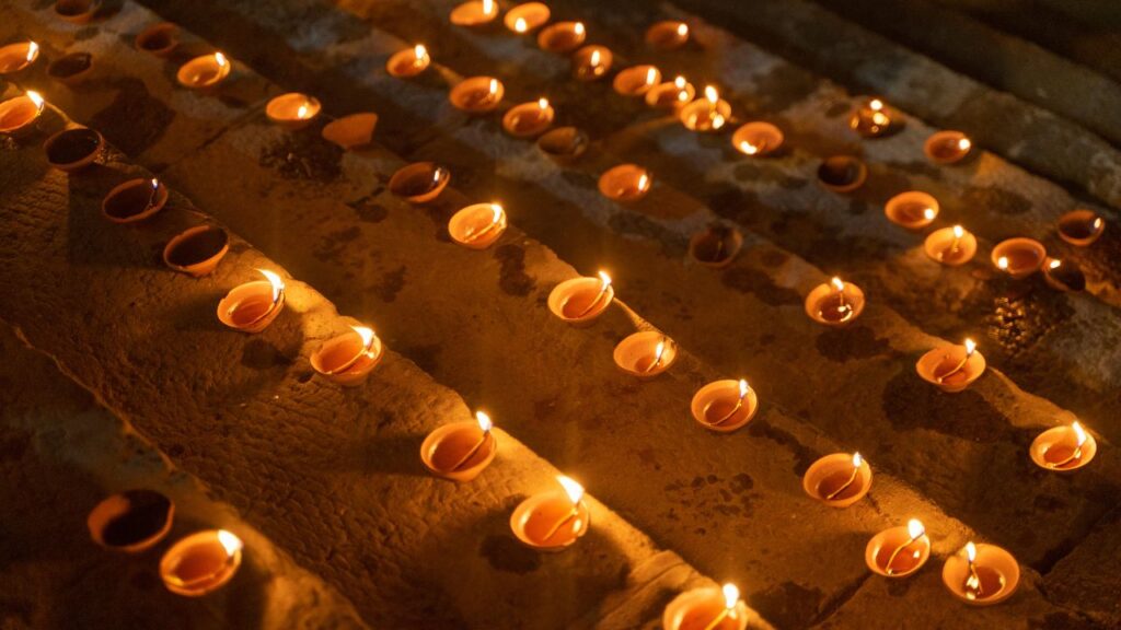Dev Diwali 2025: देव दीपावली का पर्व कार्तिक पूर्णिमा की रात मनाया जाता है. पंचांग के अनुसार, 2025 में पूर्णिमा तिथि 4 नवंबर रात 10:36 बजे से 5 नवंबर शाम 6:48 बजे तक रहेगी. देव दीपावली 5 नवंबर (बुधवार) को मनाई जाएगी. Dev Diwali 2025: देव दीपावली का पर्व कार्तिक पूर्णिमा की रात मनाया जाता है. पंचांग के अनुसार, 2025 में पूर्णिमा तिथि 4 नवंबर रात 10:36 बजे से 5 नवंबर शाम 6:48 बजे तक रहेगी. देव दीपावली 5 नवंबर (बुधवार) को मनाई जाएगी.