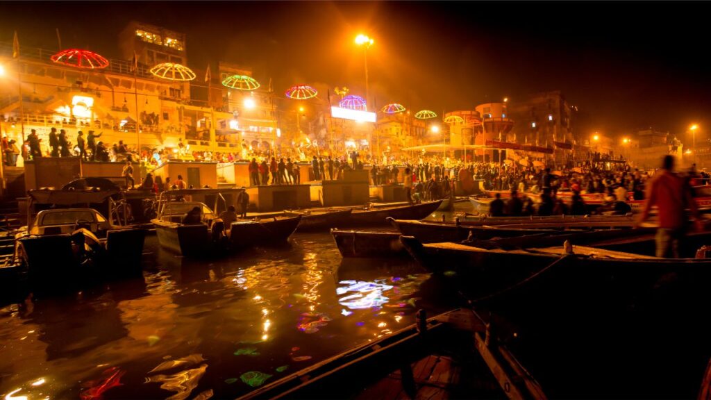 Dev Diwali In Varanasi: गंगोत्री सेवा समिति के सचिव दिनेश शंकर दुबे ने बताया कि, हर साल की तरह इस बार भी गंगा आरती का दृश्य अत्यंत भव्य होगा. आरती में 21 ब्राह्मण वैदिक मंत्रों के साथ भगवान शिव और गंगा माता की आराधना करेंगे, वहीं 42 कन्याएं रिद्धि-सिद्धि का प्रतीक बनकर चवर डुलाएंगी. Dev Diwali In Varanasi: गंगोत्री सेवा समिति के सचिव दिनेश शंकर दुबे ने बताया कि, हर साल की तरह इस बार भी गंगा आरती का दृश्य अत्यंत भव्य होगा. आरती में 21 ब्राह्मण वैदिक मंत्रों के साथ भगवान शिव और गंगा माता की आराधना करेंगे, वहीं 42 कन्याएं रिद्धि-सिद्धि का प्रतीक बनकर चवर डुलाएंगी.