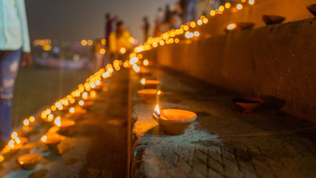 Dev Diwali Varanasi: इस साल वाराणसी में देव दीपावली को और भी भव्य बनाने की तैयारी है. पर्यटन विभाग के अनुसार, शहर के 84 घाटों पर लगभग 15 लाख दीये जलाने की योजना है. इनमें से 10 लाख दीयों का वितरण स्वयं विभाग द्वारा किया जा रहा है. Dev Diwali Varanasi: इस साल वाराणसी में देव दीपावली को और भी भव्य बनाने की तैयारी है. पर्यटन विभाग के अनुसार, शहर के 84 घाटों पर लगभग 15 लाख दीये जलाने की योजना है. इनमें से 10 लाख दीयों का वितरण स्वयं विभाग द्वारा किया जा रहा है.