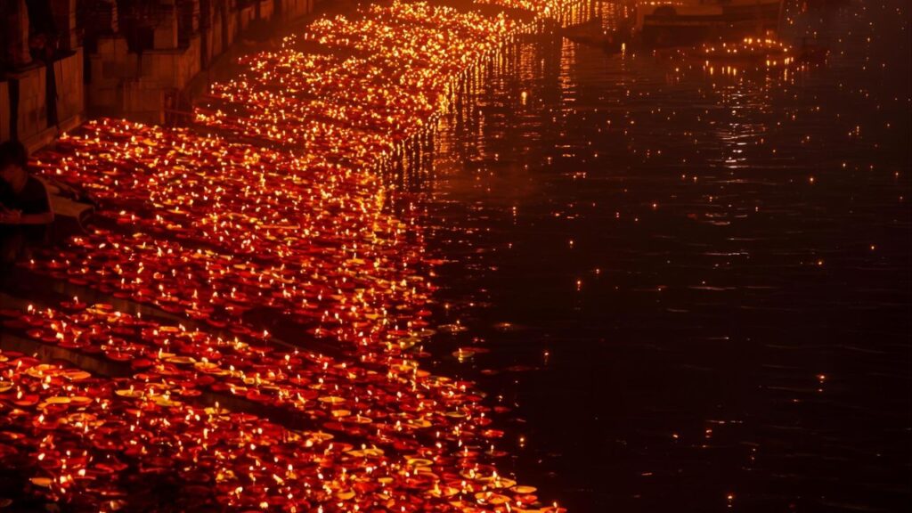 Dev Diwali Significance: देव दीपावली केवल दीपों का उत्सव नहीं, बल्कि दान और पुण्य का भी अवसर है. मान्यता है कि इस दिन भगवान शिव ने त्रिपुरासुर का वध कर देवताओं को मुक्ति दिलाई थी, जिसके उपलक्ष्य में देवताओं ने काशी में दीप जलाकर धन्यवाद प्रकट किया. इसी परंपरा को आज भी लोग निभाते हैं. Dev Diwali Significance: देव दीपावली केवल दीपों का उत्सव नहीं, बल्कि दान और पुण्य का भी अवसर है. मान्यता है कि इस दिन भगवान शिव ने त्रिपुरासुर का वध कर देवताओं को मुक्ति दिलाई थी, जिसके उपलक्ष्य में देवताओं ने काशी में दीप जलाकर धन्यवाद प्रकट किया. इसी परंपरा को आज भी लोग निभाते हैं.