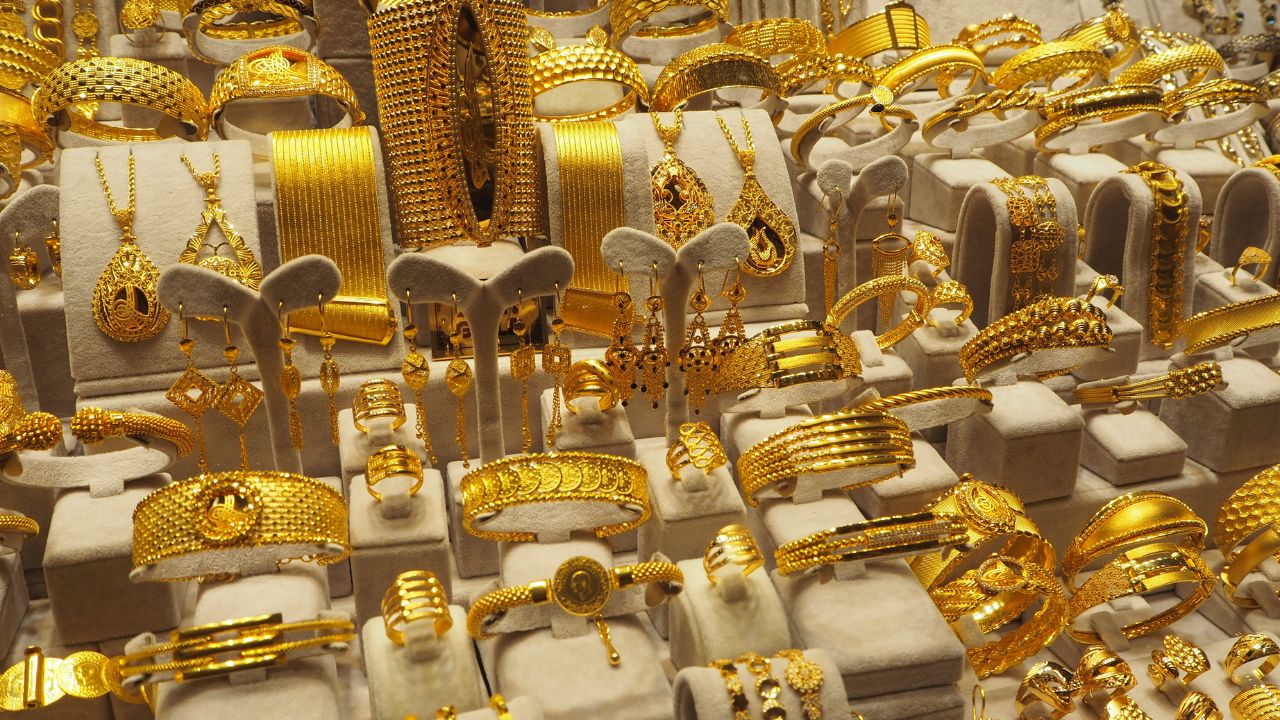 Gold Rate Today: आज फिर गिरा सोने का भाव! 24 कैरेट गोल्ड ₹12,148 प्रति ग्राम, देखें आपके शहर में क्या है रेट
