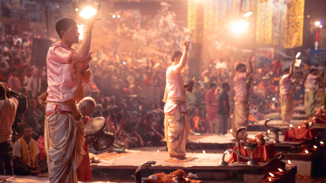 Dev Diwali: काशी में देव दीपावली तोड़ेगी सारे रिकॉर्ड.. 15 लाख दीयों से जगमगाएंगे घाट, जानें क्या होगा खास!