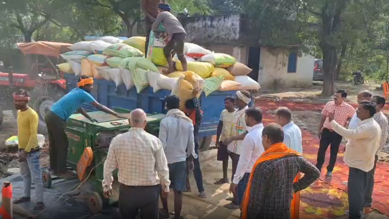 धान किसानों का मंडी में गुड़ खिलाकर स्वागत, महिला किसानों को लाइन में नहीं लगना पड़ेगा