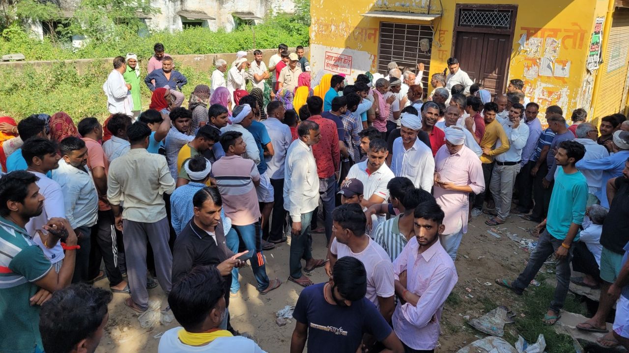 किसान खाद की लाइन में और दुकानों पर स्टॉक खत्म का बोर्ड टांगा.. खाद संकट पर भड़के किसान नेता
