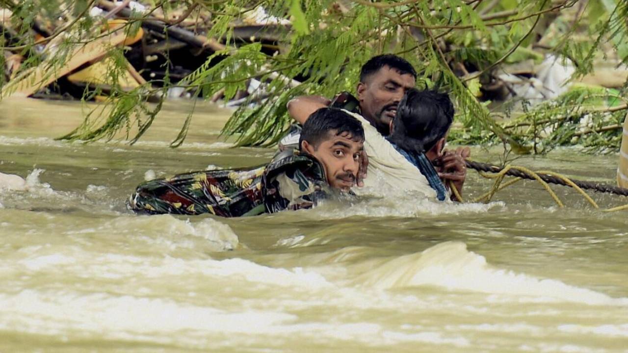 REPORT: आपदा प्रभावित देशों की लिस्ट में 9वें नंबर पर भारत, अब तक बाढ़- लू ने लीं 80 हजार जानें