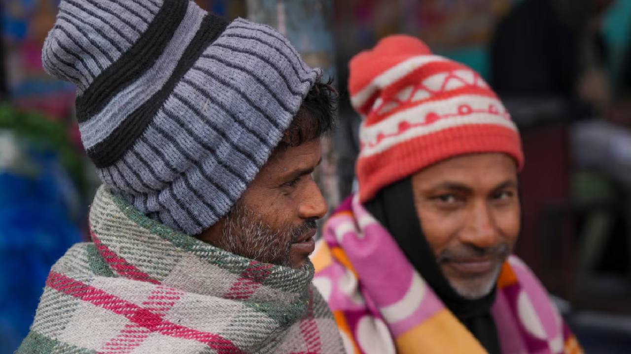 उत्तर भारत शीतलहर की चपेट में, वहीं दक्षिण में मूसलाधार बारिश से बढ़ीं मुश्किलें