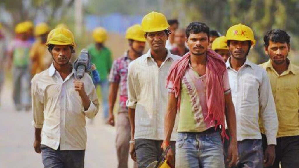 Salary Revision for Government Employees: 8वें वेतन आयोग के लागू होने के बाद केंद्रीय और राज्य के कर्मचारियों की सैलरी बढ़ सकती है. महंगाई भत्ता (DA) भी बढ़ने की संभावना है, जिससे कर्मचारियों की आमदनी बढ़ेगी और खर्च संभलेंगे. इसके अलावा, कुछ राज्यों जैसे हरियाणा में दैनिक मजदूरों का न्यूनतम वेतन भी बढ़ाया जा सकता है. Salary Revision for Government Employees: 8वें वेतन आयोग के लागू होने के बाद केंद्रीय और राज्य के कर्मचारियों की सैलरी बढ़ सकती है. महंगाई भत्ता (DA) भी बढ़ने की संभावना है, जिससे कर्मचारियों की आमदनी बढ़ेगी और खर्च संभलेंगे. इसके अलावा, कुछ राज्यों जैसे हरियाणा में दैनिक मजदूरों का न्यूनतम वेतन भी बढ़ाया जा सकता है.