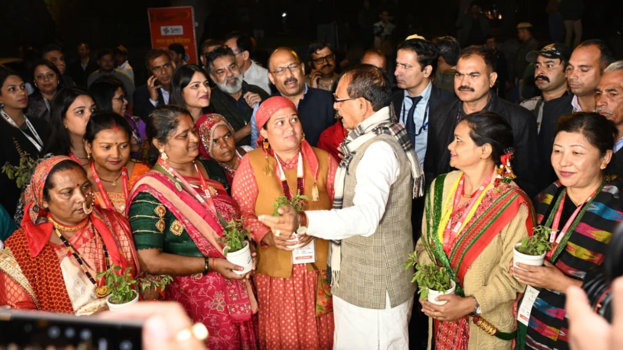 कोई दीदी गरीब क्यों रहे, आंसू क्यों बहाए, बल्कि हुनर से आगे बढ़े, लखपति दीदियों ने दिखाया कि वे अनंत शक्तियों का भंडार हैं