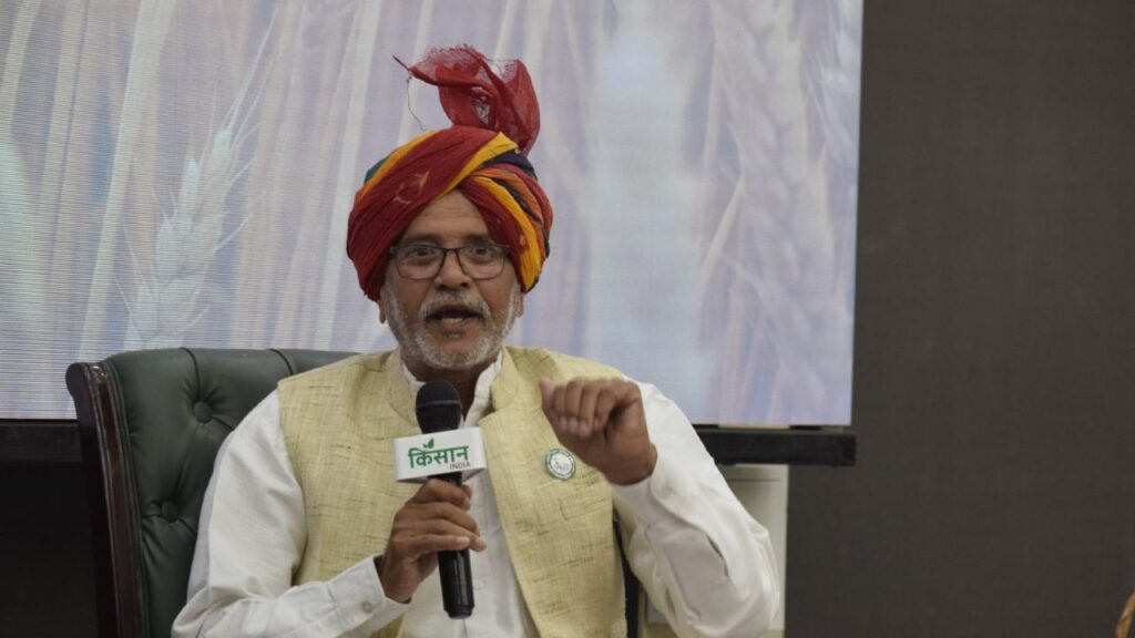 नए बाजार की आवश्यकता: समिट में गुणी प्रकाश जी ने बताया कि किसानों को अपनी उपज का सही मूल्य हासिल करने के लिए मंडियों के बाहर नए और वैकल्पिक बाजार तलाशने की जरूरत है. इससे न केवल बिचौलियों और दलालों का दबाव कम होगा, बल्कि किसान अपनी मेहनत का उचित लाभ भी कमा सकेंगे. 