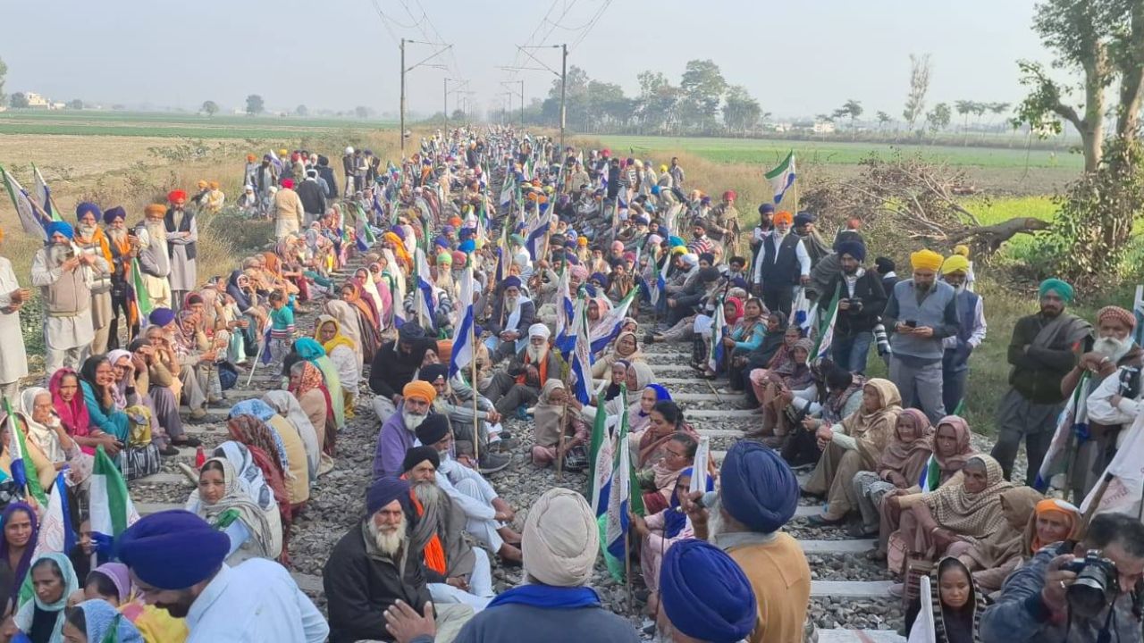 बिजली बिल के खिलाफ सड़कों पर किसान, रेलवे ट्रैक रोका तो कई हिरासत में.. अब 17 को बड़ा आंदोलन होगा