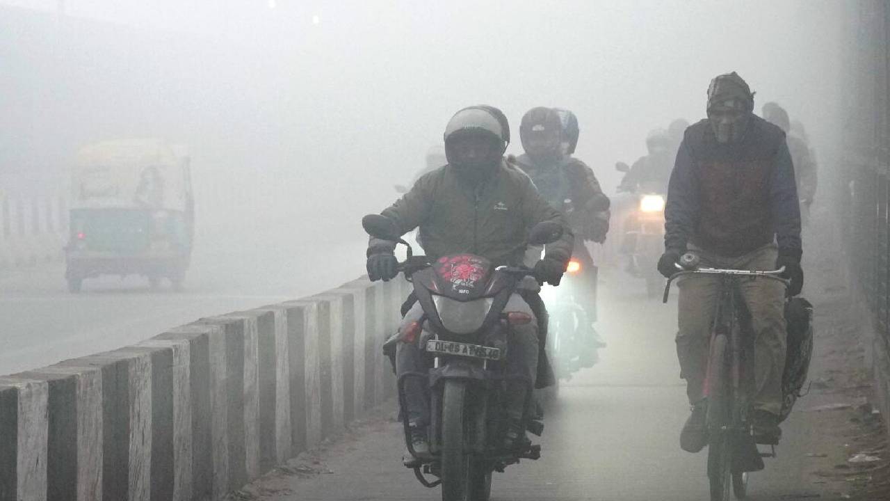 बारिश-बर्फबारी से लेकर कोहरे तक, आज आपके शहर में कैसा रहेगा मौसम? जानें ताजा हाल