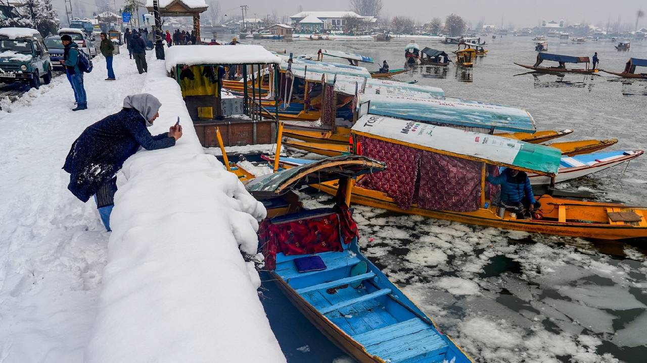 कश्मीर -4°C पर जमा, दिल्ली समेत राजस्थान–हरियाणा में शीतलहर का असर तेज
