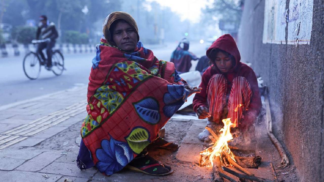 IMD अलर्ट: अगले तीन दिनों तक भीषण ठंड और कोहरे की मार, कई शहरों में गिर सकता है तापमान