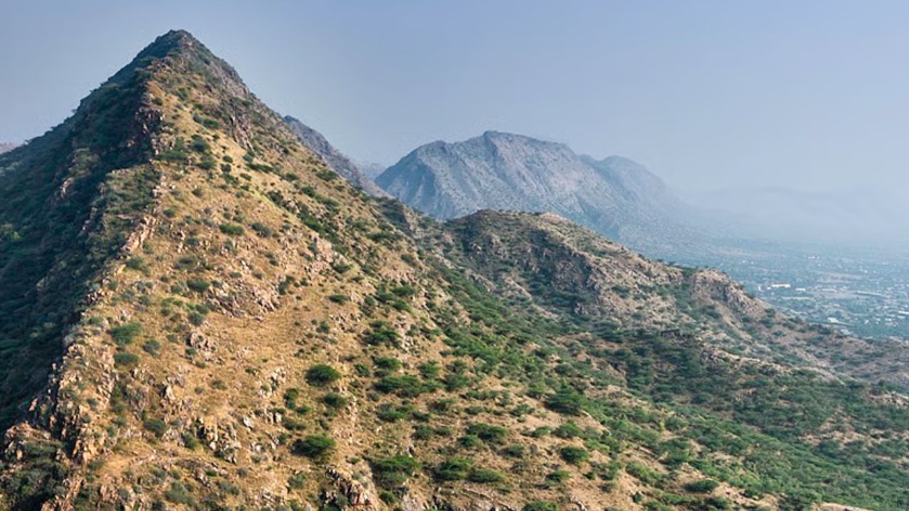 क्या सुप्रीम कोर्ट से पूरी होगी धरती की सबसे पुरानी पर्वतमाला अरावली की उम्मीद? पढ़ें डिटेल्स