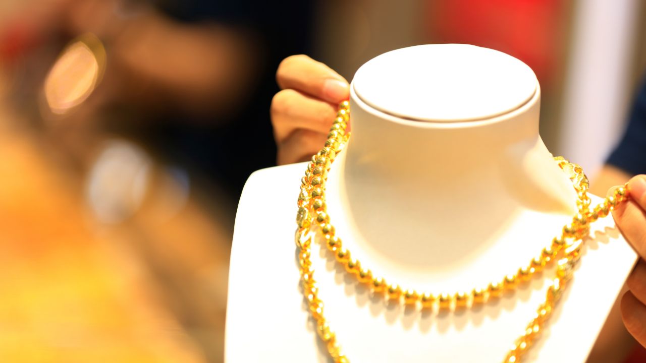 Gold Rate: सोने की कीमतों में अचानक गिरावट! चांदी ने भी तोड़ा नया रिकॉर्ड, जानें आज के ताजा भाव