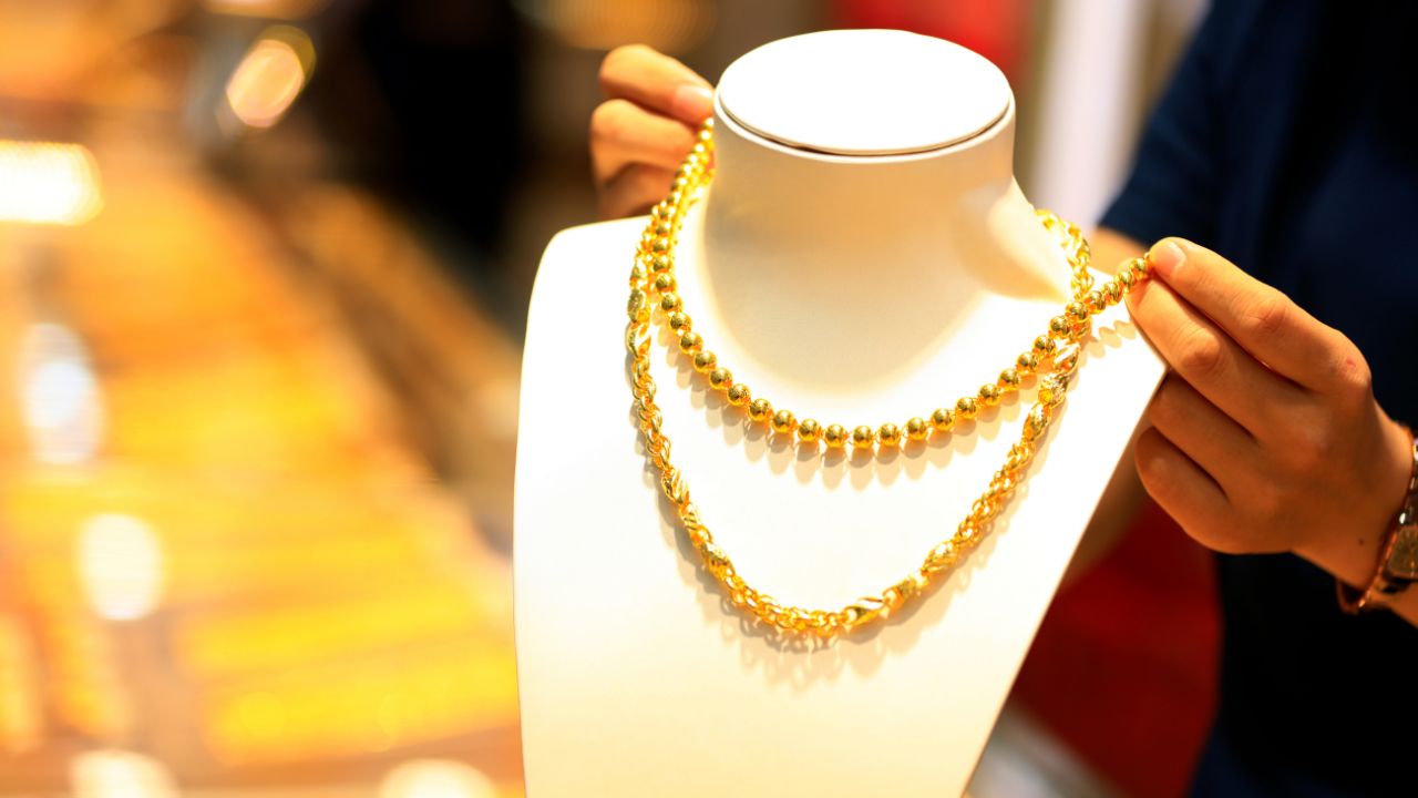 Gold Price Today: 1.55 लाख के पास अटका सोना, चांदी में आई तेजी, निवेश से पहले जरूर पढ़ें ये खबर